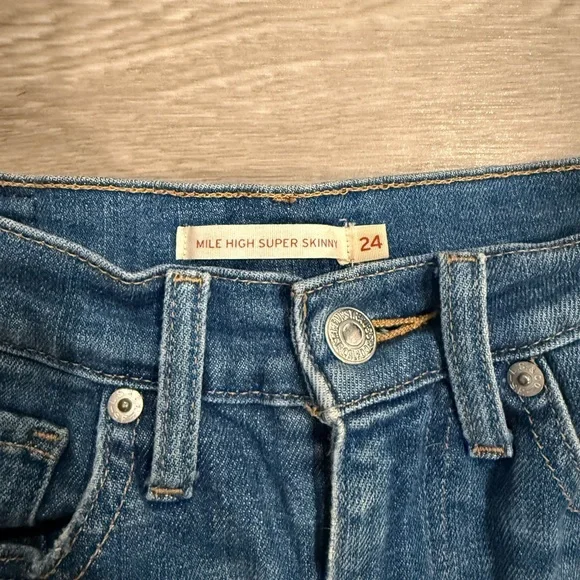 Levi's Women's Mile High Super Skinny Jeans. Size 24. Gently used. - Picture 5 of 5